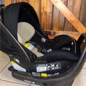 Graco Snugfit 35 DXL Infant car seat with anti rebound bar and base